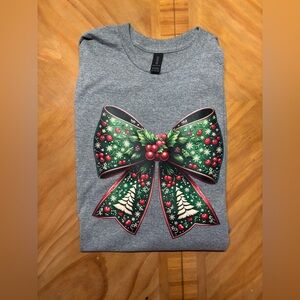 NEW 🎄 Gray Christmas T-Shirt with Festive Bow Design